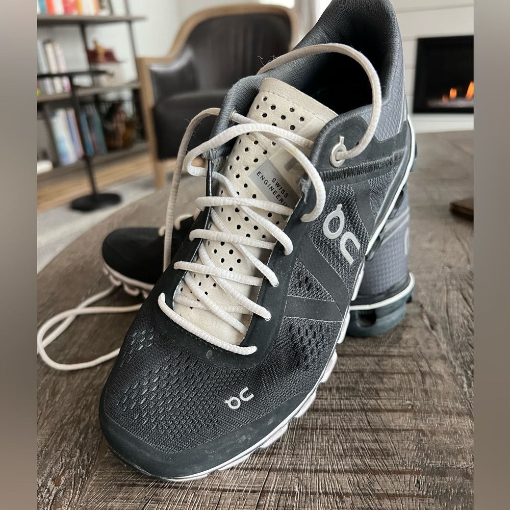 Women’s OnCloud like-new; Size 5.5 shoe